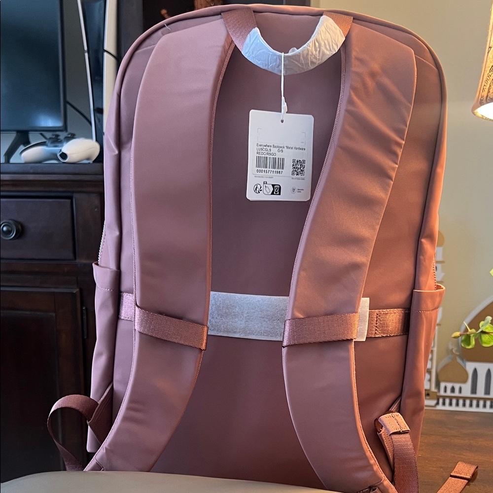 Lululemon Everywhere Backpack 22L
Metal Hardware - Picture 6 of 17